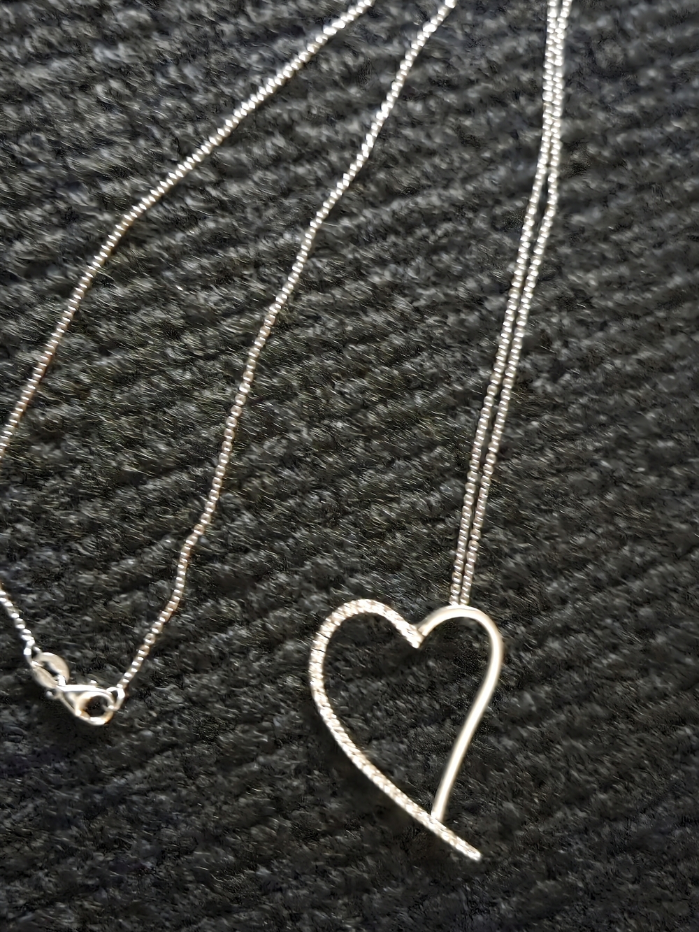 18K Asymmetrical Heart Pendant Necklace in White Gold - Picture 3 of 8
